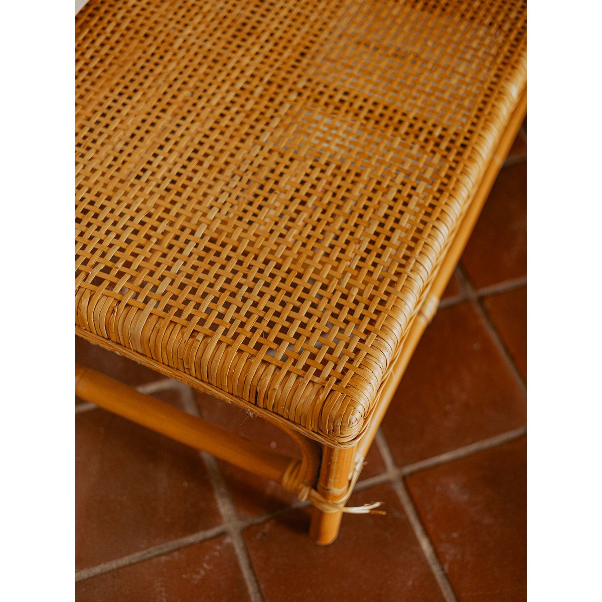 Table basse en osier et surface en cannage Léonie N°1074 - Bon état bois clair, DEBONGOUT