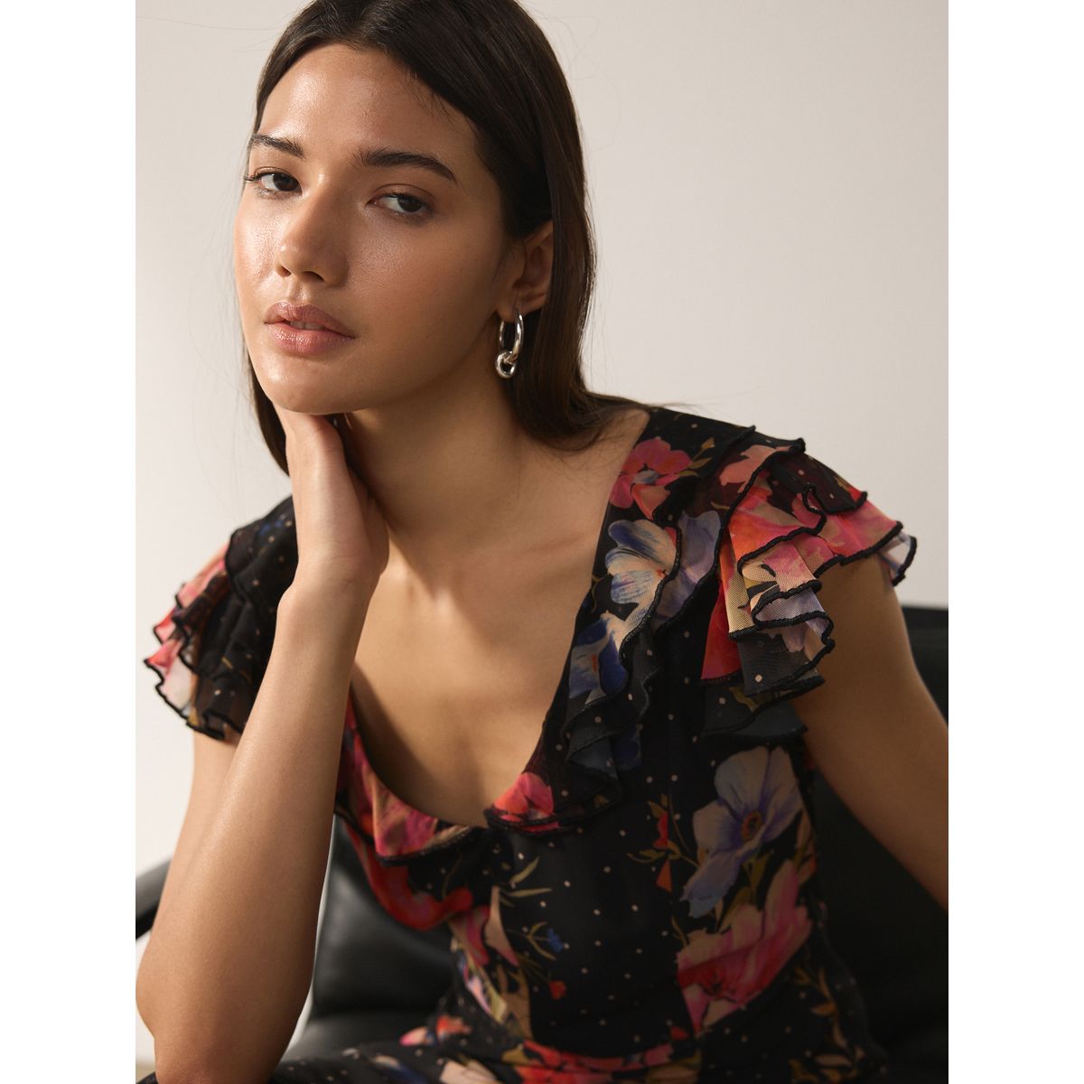 Robe mi-longue à superpositions/col volants imprimé floral noir, NEXT