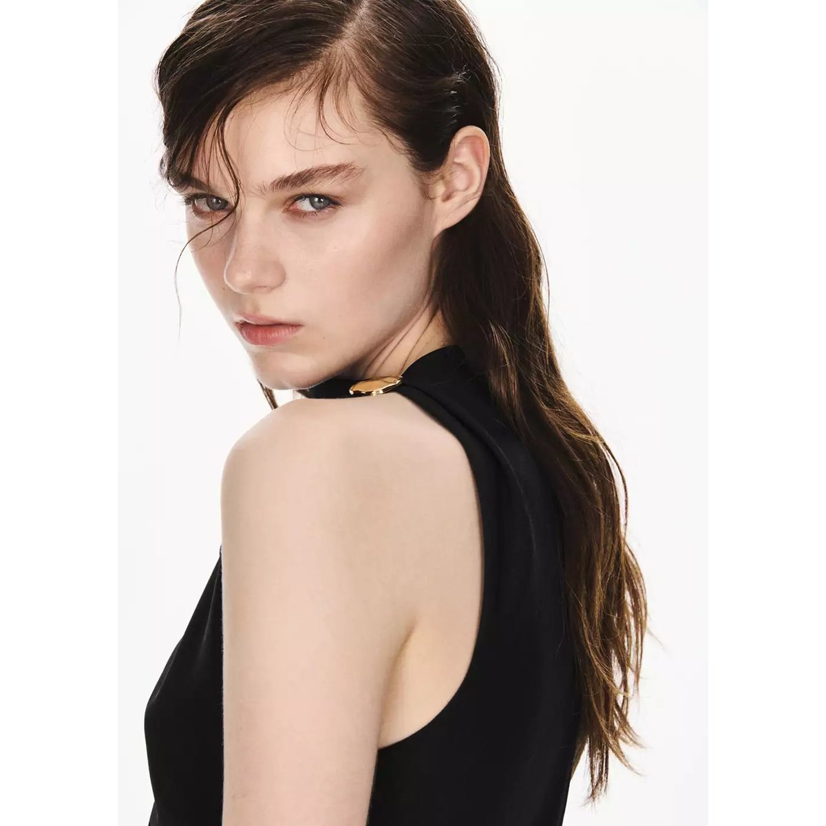 Robe asymétrique détail métallisé noir, MANGO