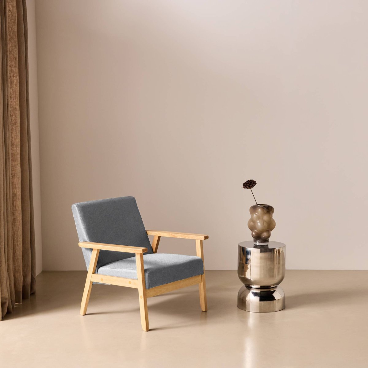 Fauteuil scandinave bois de peuplier, d'hévéa et tissu ISAK gris clair, SWEEEK
