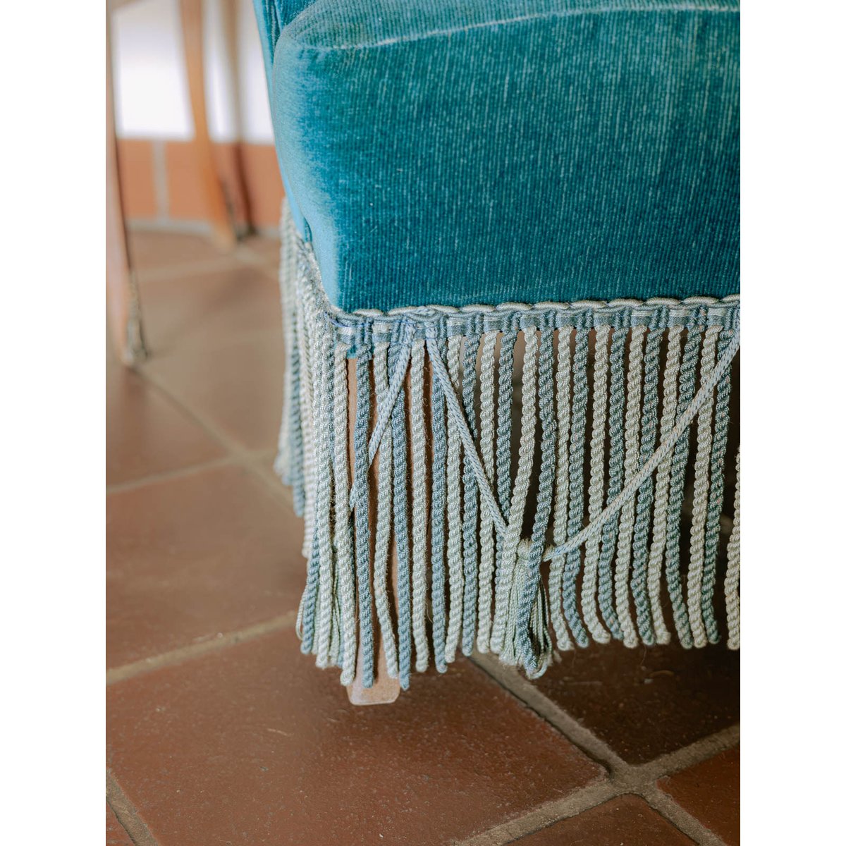 Fauteuil crapaud en velours bleu canard Ernest N°1091 - Bon état bleu, DEBONGOUT