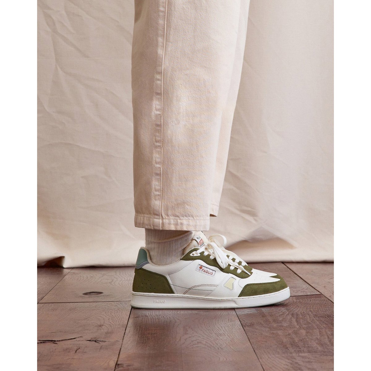 Baskets basses cuir suede COMMUTE 1 blanc et kaki, FAGUO