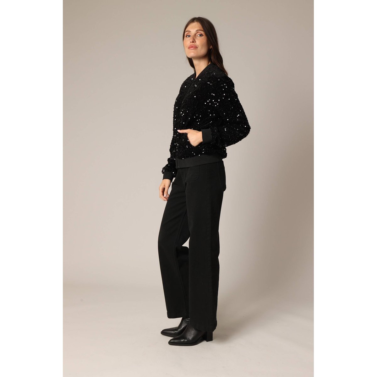 Veste bomber en sequins avec fermeture zippée et finitions côtelées. CANDICE black, DEELUXE