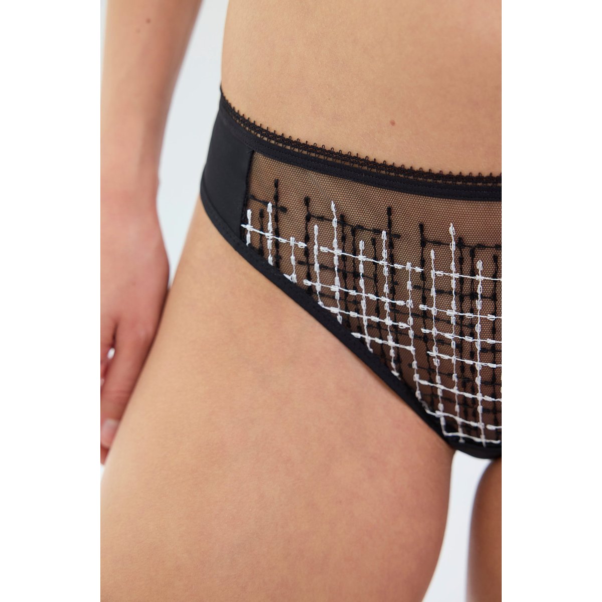 Tanga en broderie BACK IN BLACK noir, MAISON LEJABY