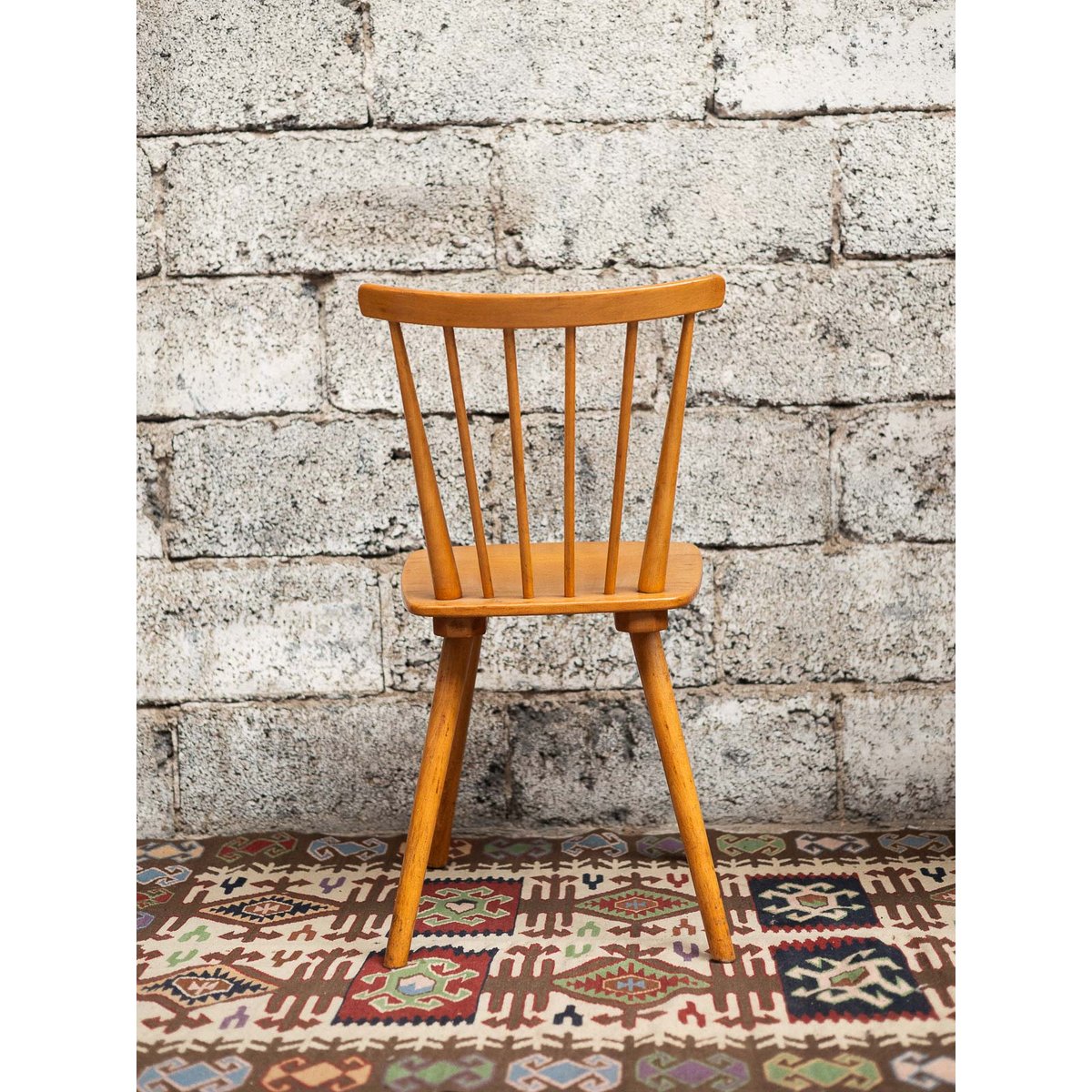 Paires de chaises à barreaux Alma N°1720 - Bon état bois clair, DEBONGOUT