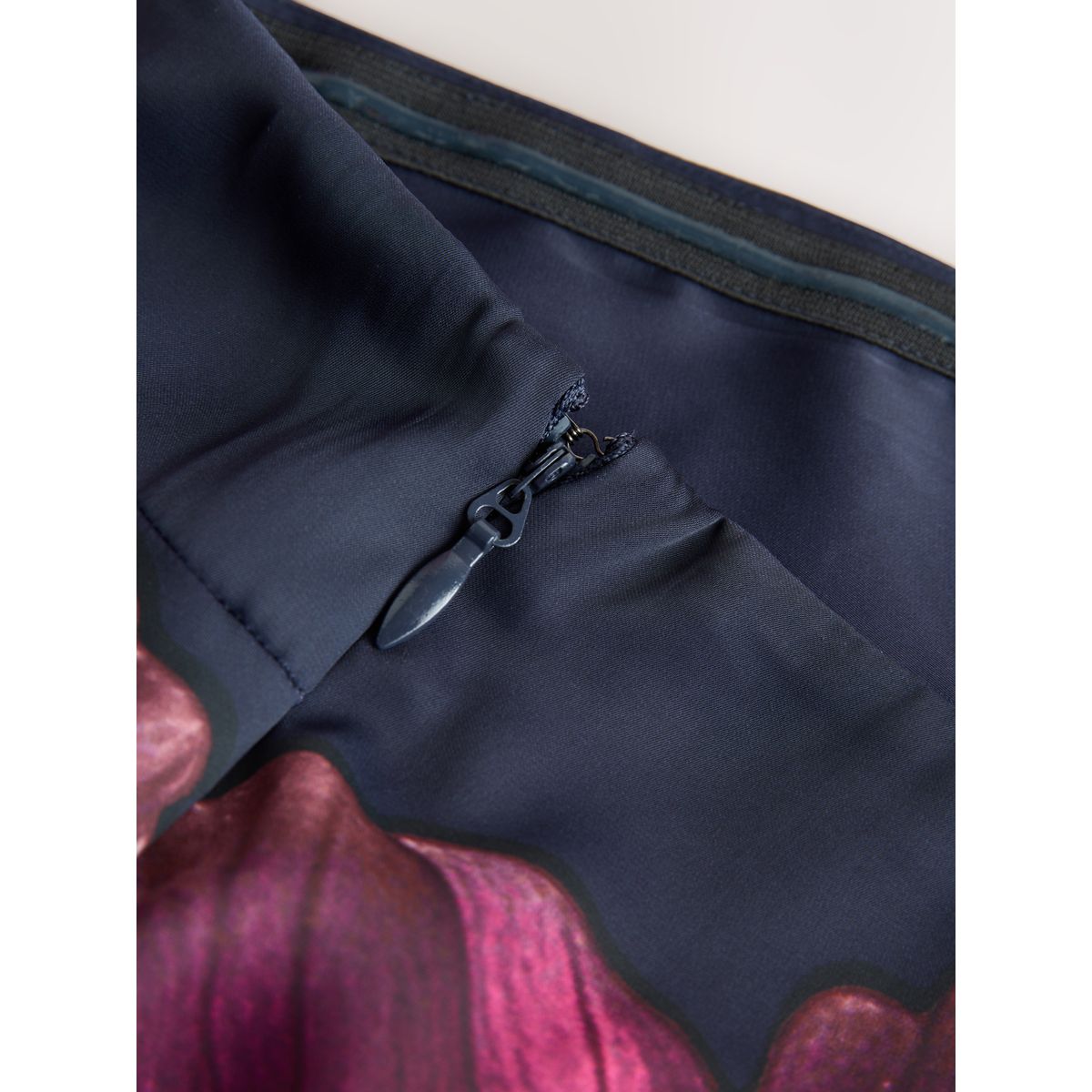 Robe longue empire satinée bandeau imprimé floral bleu marine, NEXT