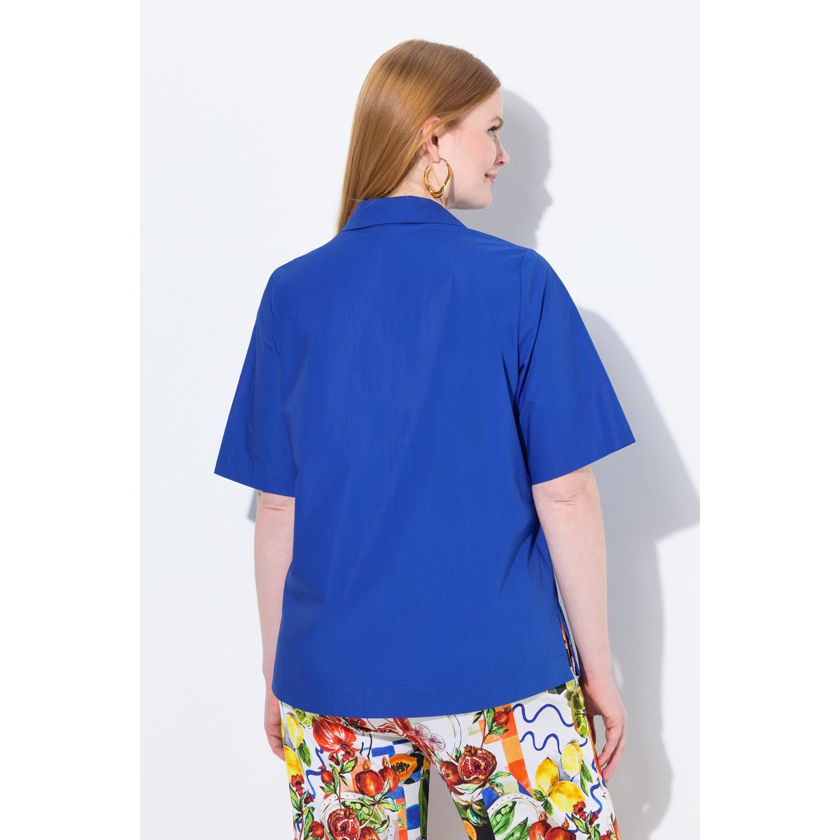 Blouse à manches courtes. Col polo à pli bleu cobalt, ULLA POPKEN