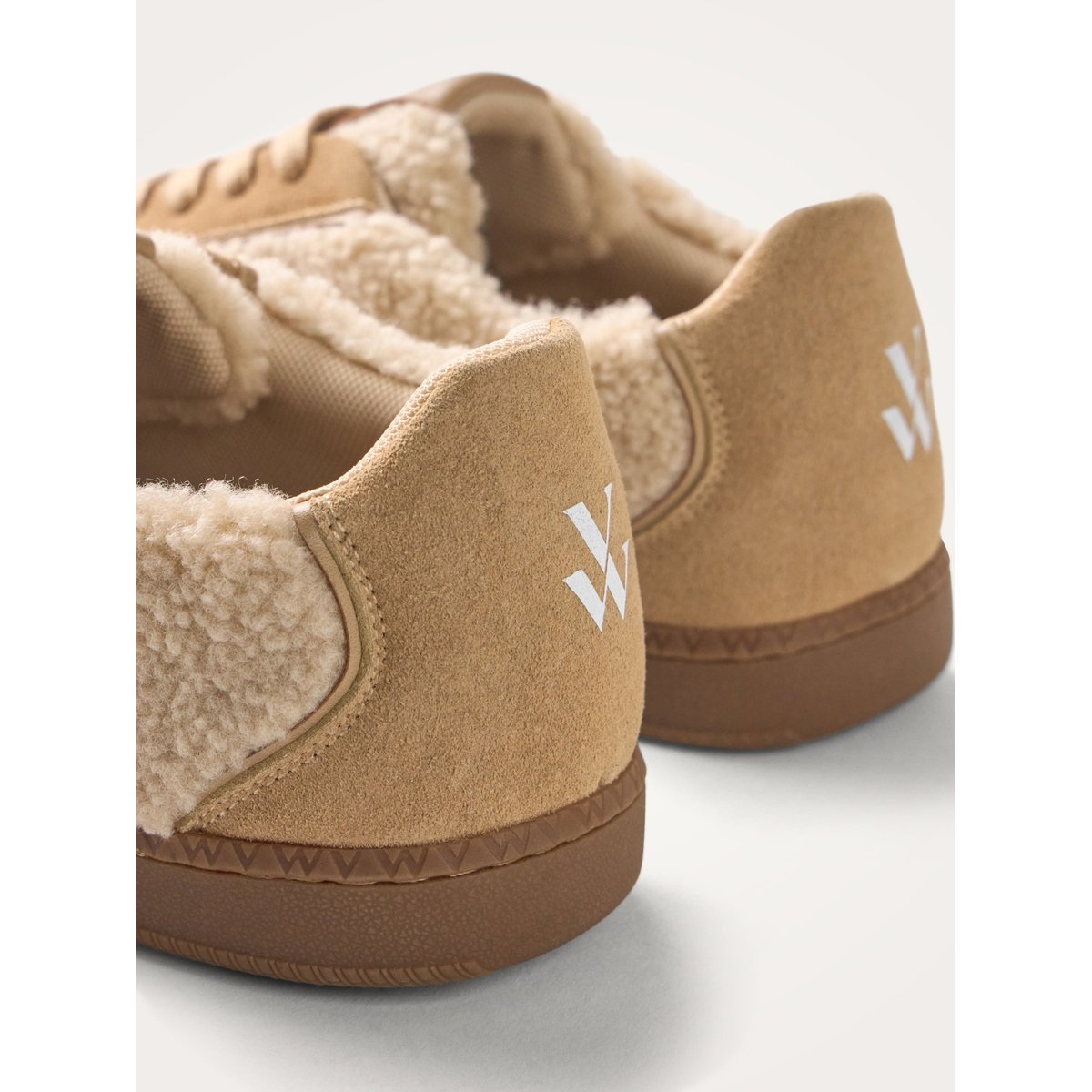 Baskets monogramme à lacets avec semelle rétro AURA Plush beige, VANESSA WU
