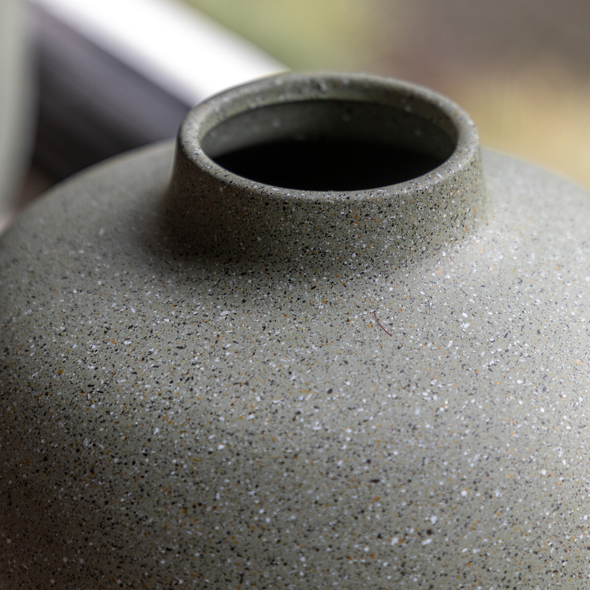 Goa 21cm Cast Metal Vase green, ÉDITÉ