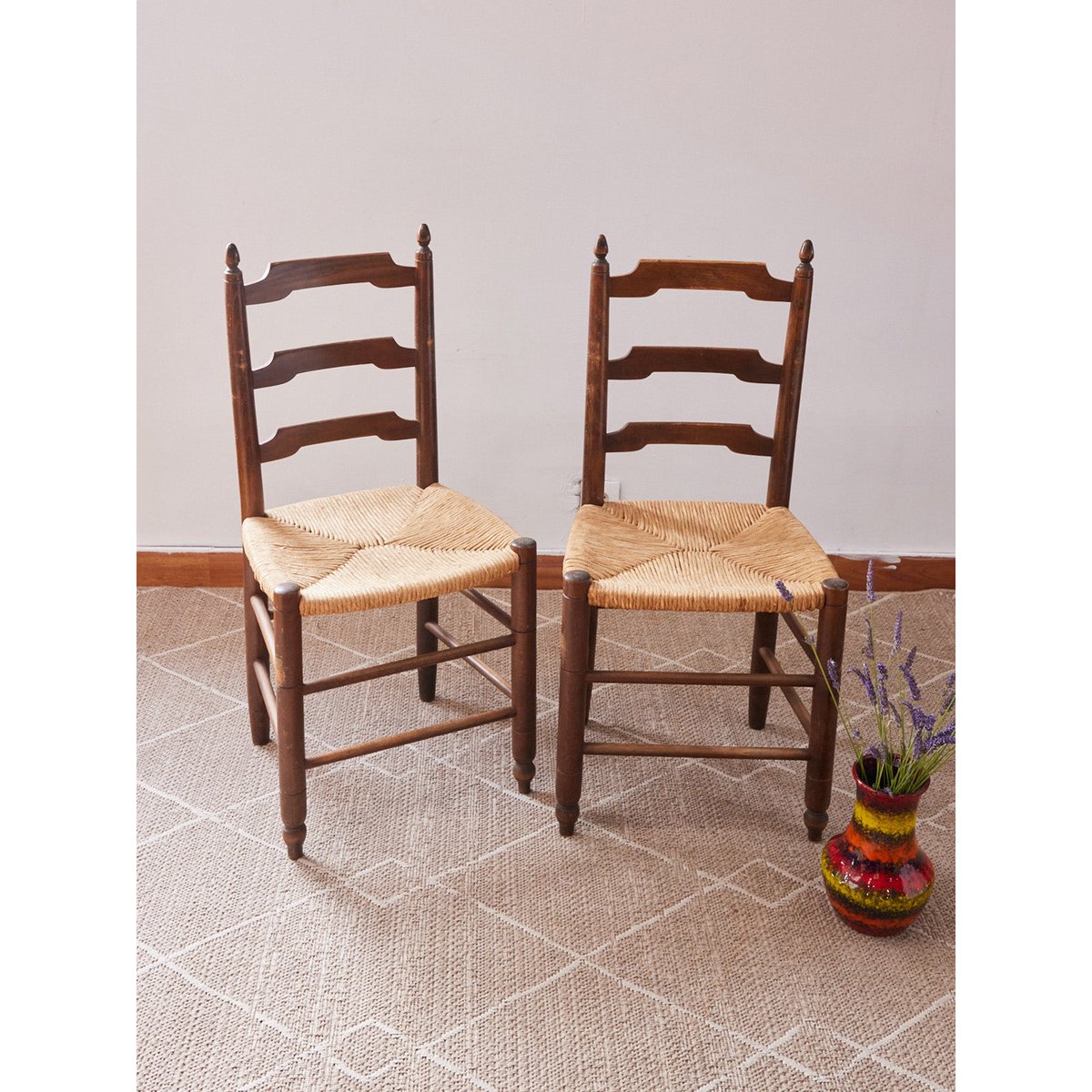 Paire de chaises en paille Claude N°1340 - Bon état bois foncé, DEBONGOUT