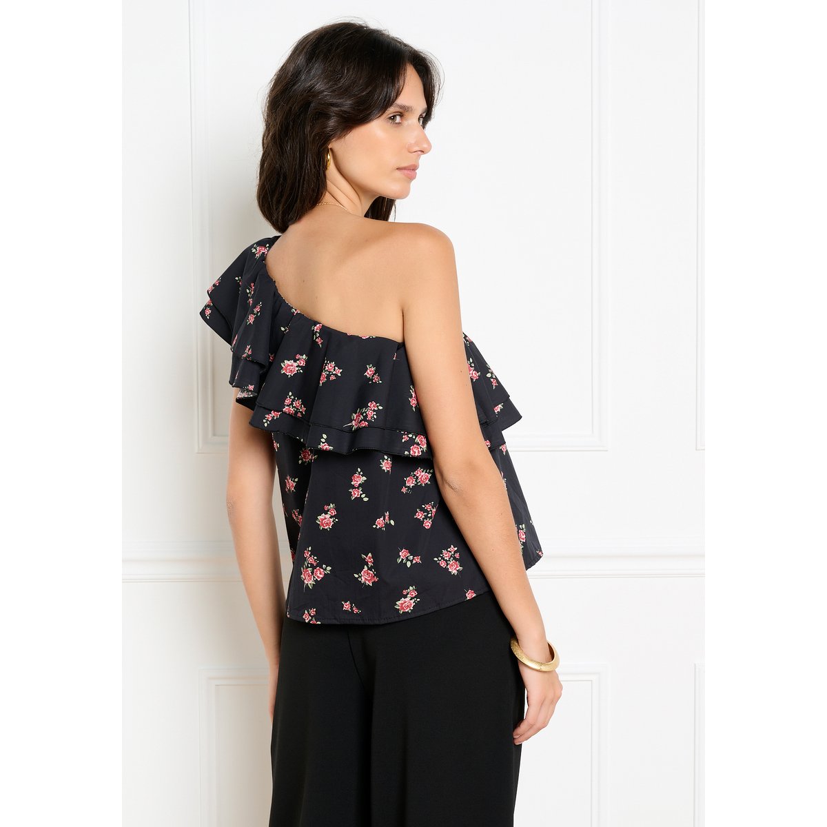 Top asymétrique à volant fleuri noir, LOLALIZA