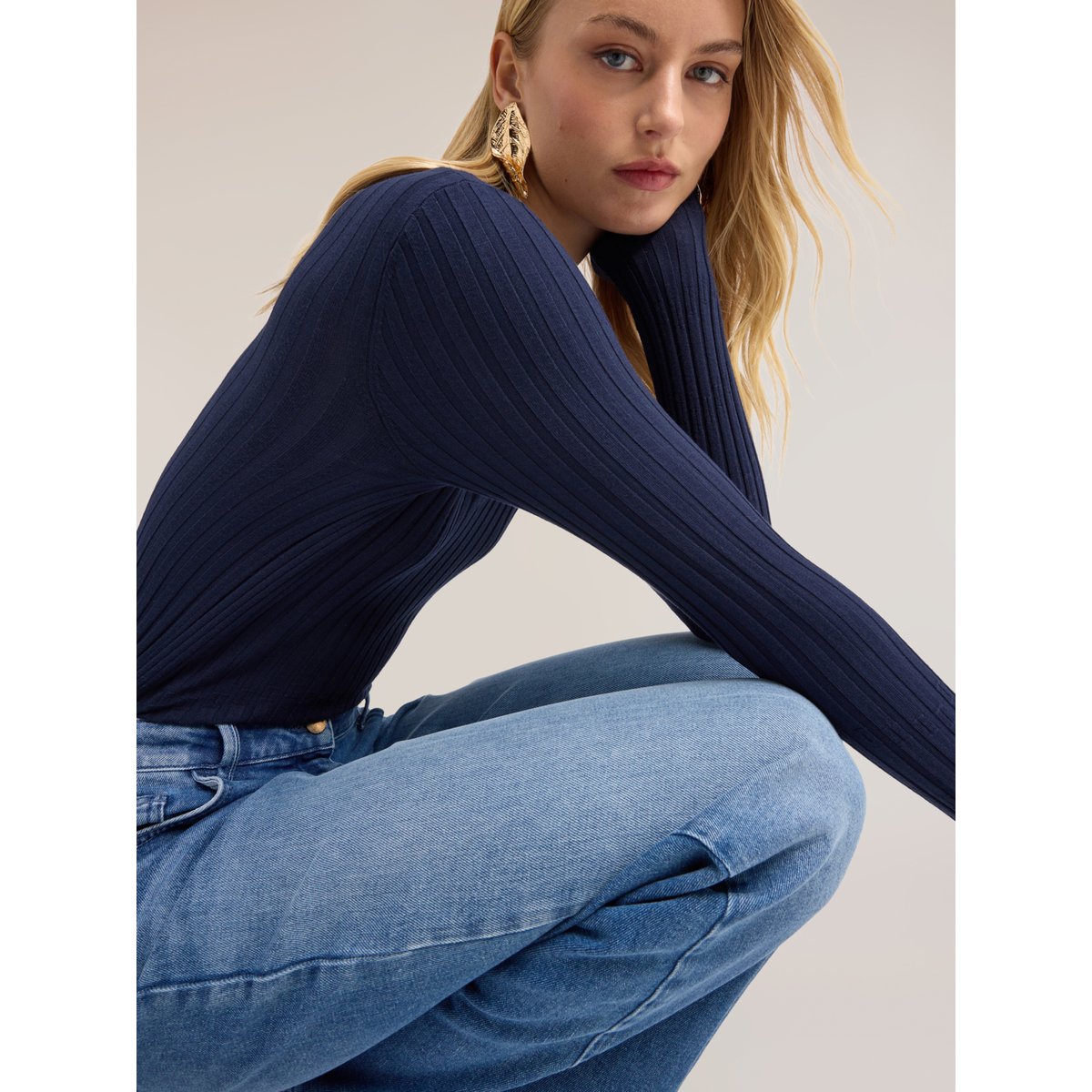 Pull à côtes plates avec encolure en V bleu, MOTIVI