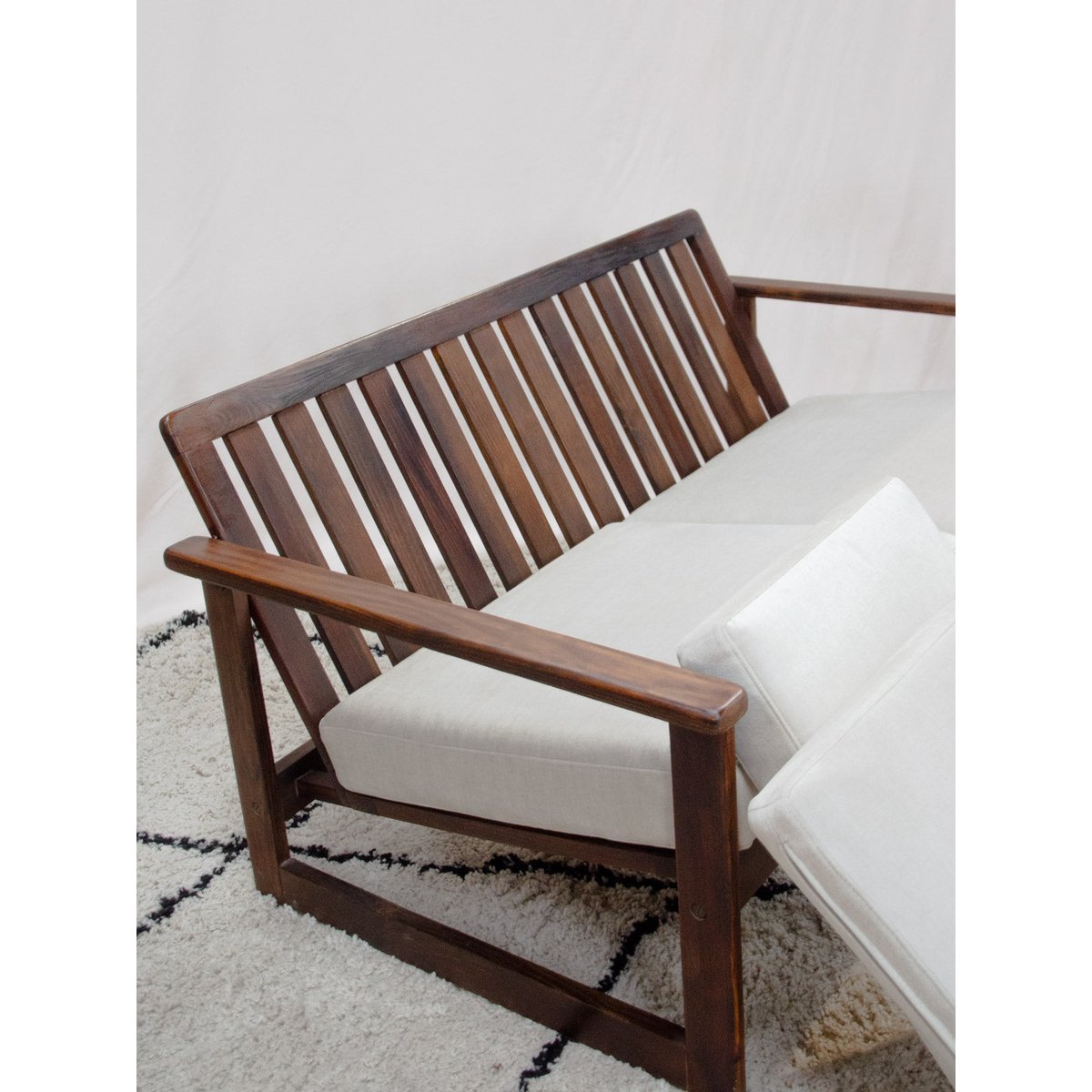 Banquette en pin et en tissu Clara N°157 - Bon état bois foncé, DEBONGOUT