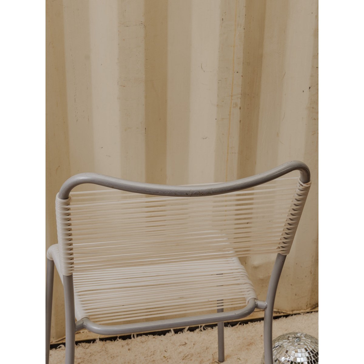 Paire de chaises en métal gris et scoubidou blanc Alma N°1854 - Bon état gris, DEBONGOUT