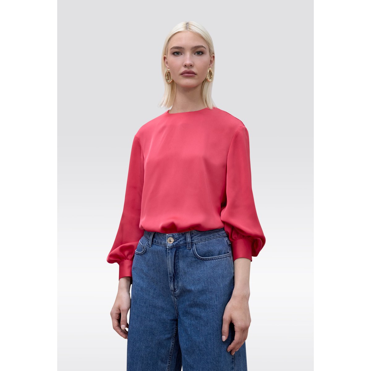 Blouse en satin avec poignets ajustés et boutons dos corail, LOLA CASADEMUNT