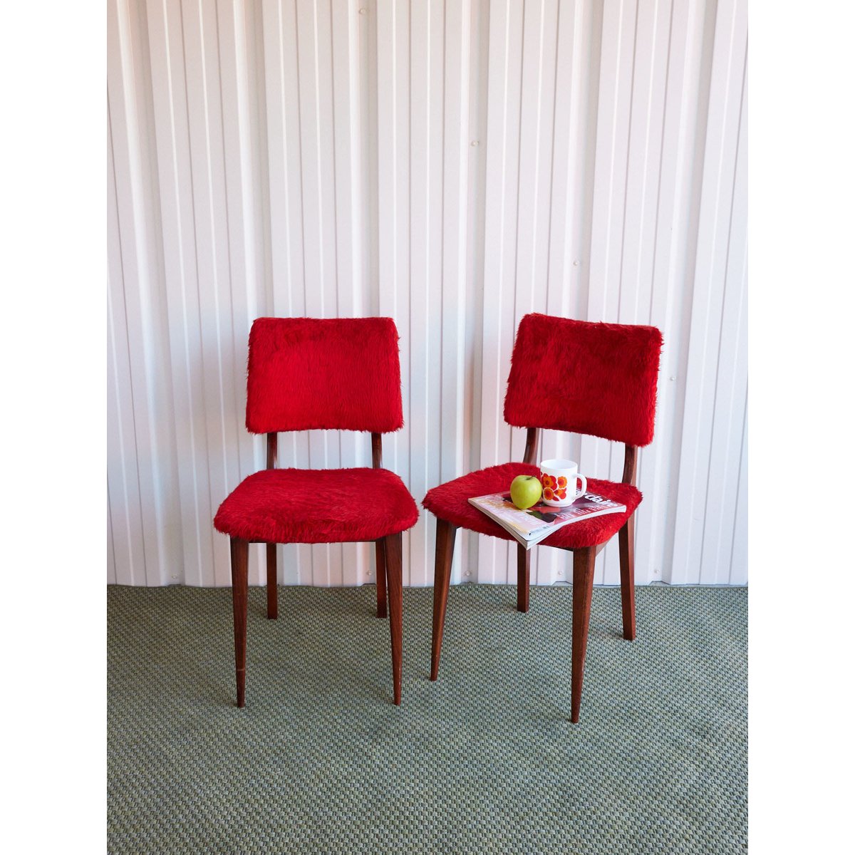 Paire de chaises en poils rouges Alma N°2004 - Bon état bois foncé, DEBONGOUT