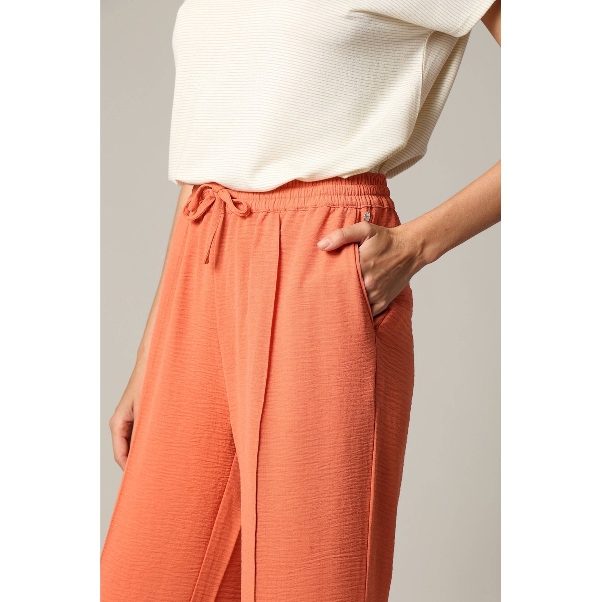 Pantalon fluide en tissu texturé avec taille élastiquée et double couture verticale NISKI terracota, DEELUXE