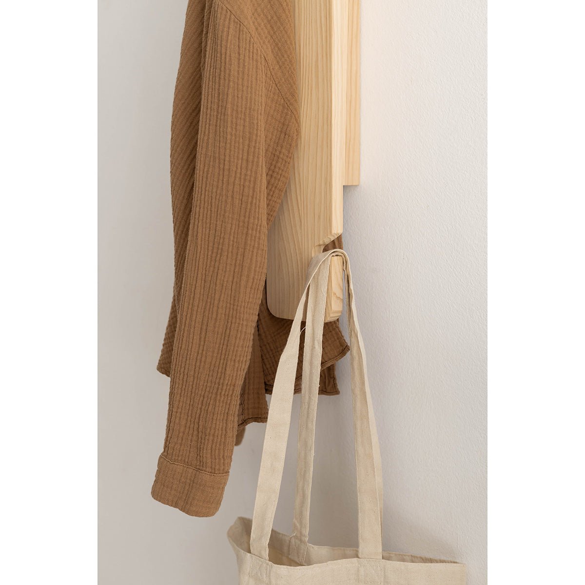Porte-manteau mural en pin massif verni SAONA bois clair, NAAN FURNITURE