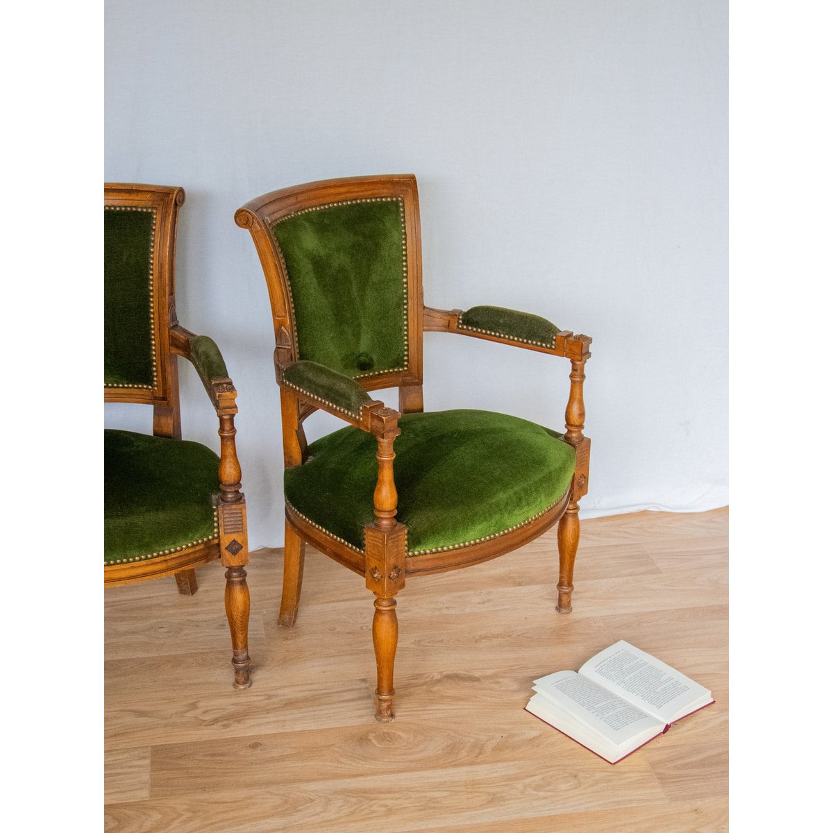 Paire de fauteuils en velours Ernest N°649 - Bon état bois foncé, DEBONGOUT