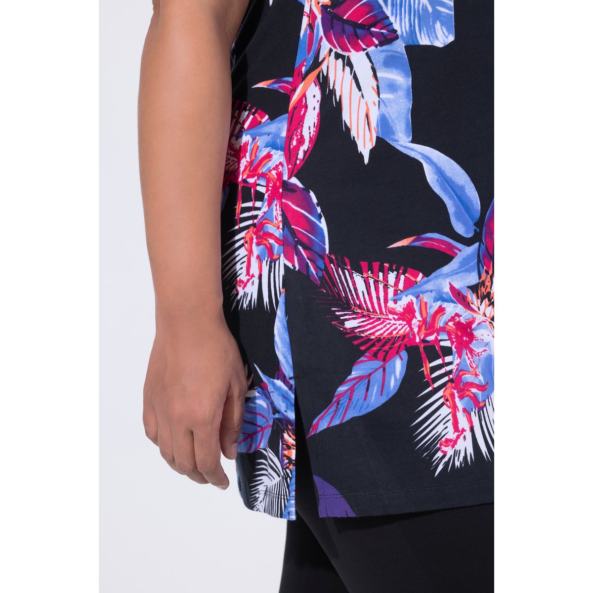 T-shirt long dans un imprimé à fleurs noir, ULLA POPKEN