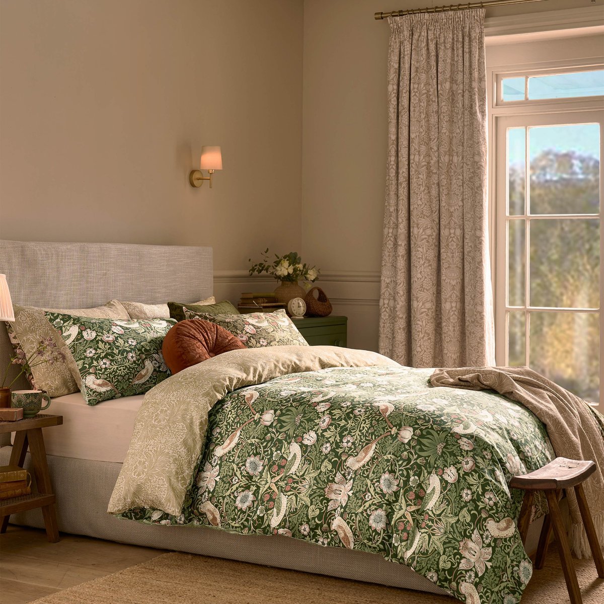 Parure de lit, housse de couette fleurie + 2 taies pour grand lit 2 personnes Oiseaux et fraisiers vert, ocre, orangé, WILLIAM MORRIS AT HOME