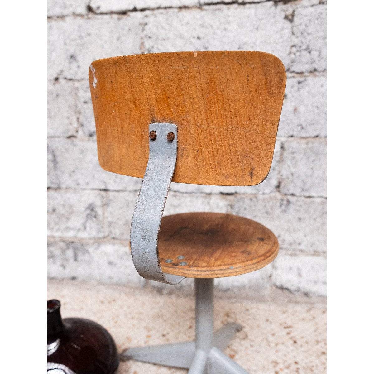 Chaise industrielle Alma N°1777 - Bon état bois clair, DEBONGOUT