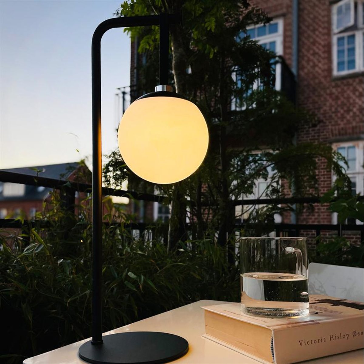 Lampe de table extérieure LED à intensité variable noire/blanche ODIN - Boule lumineuse rechargeable USB-C noir, DYBERG LARSEN