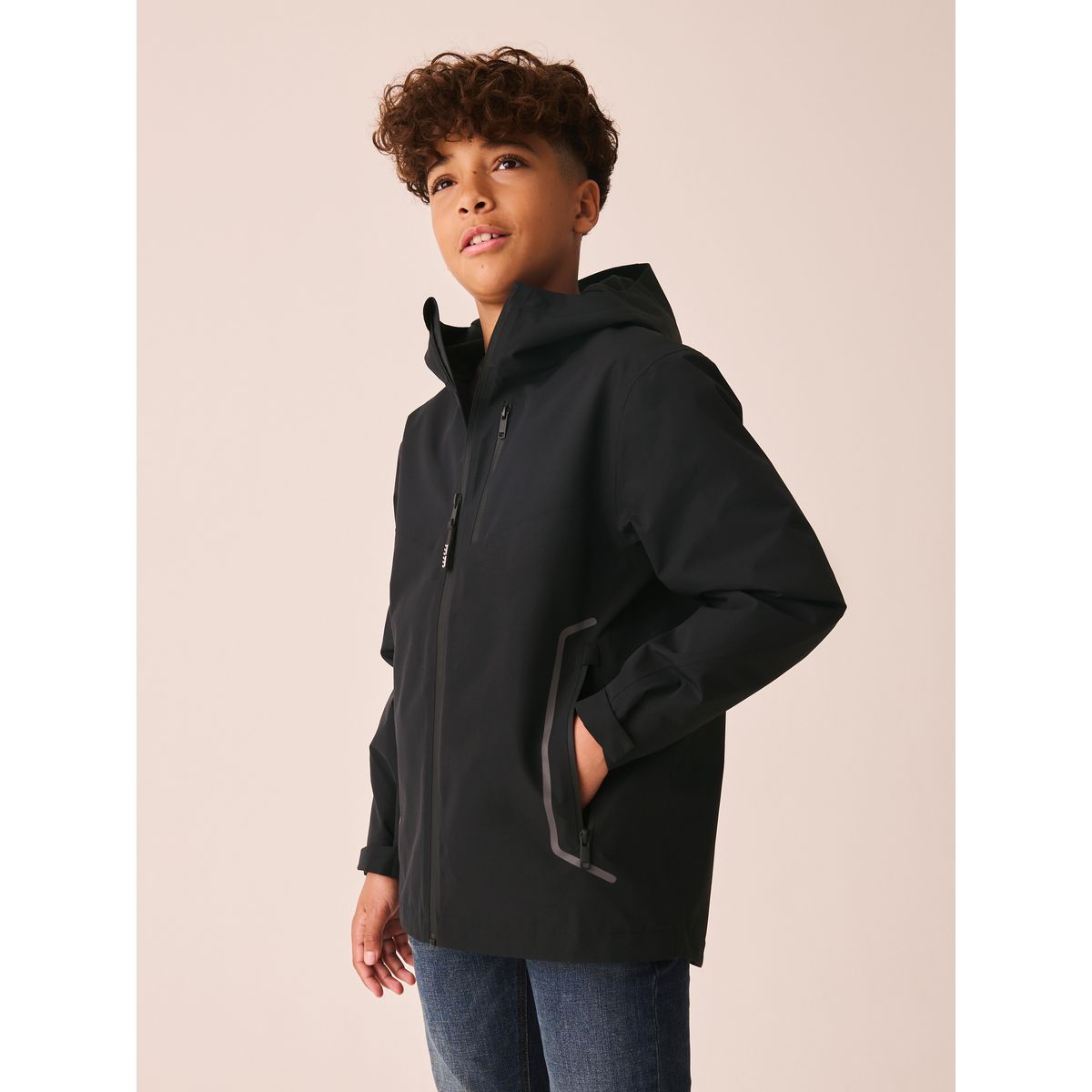 Anorak noir, NEXT