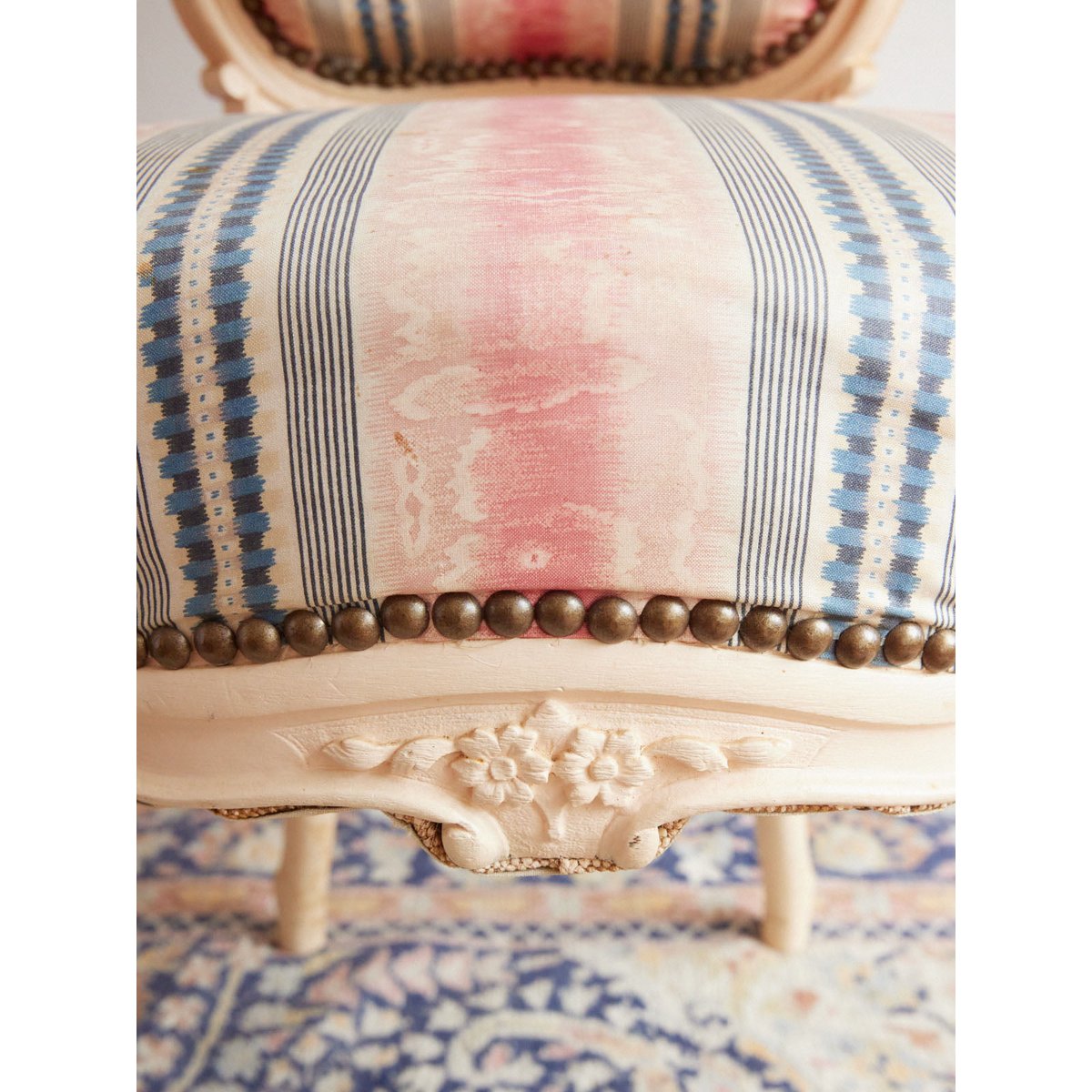 Paire de chaises style Louis XVI en bois Claude N°1691 - Bon état blanc, DEBONGOUT