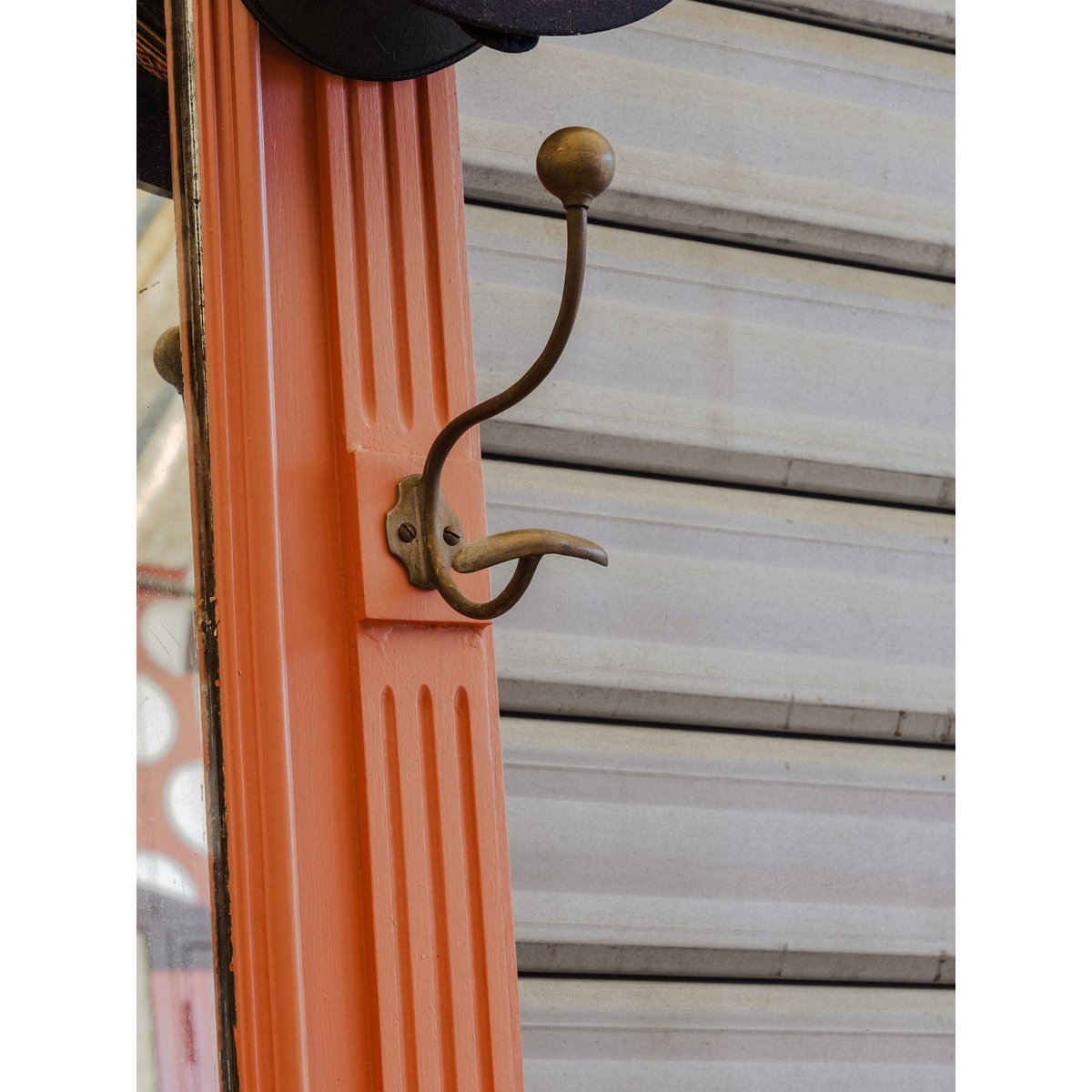 Porte-manteau vestiaire en bois saumon Max N°490 - Bon état rose, DEBONGOUT