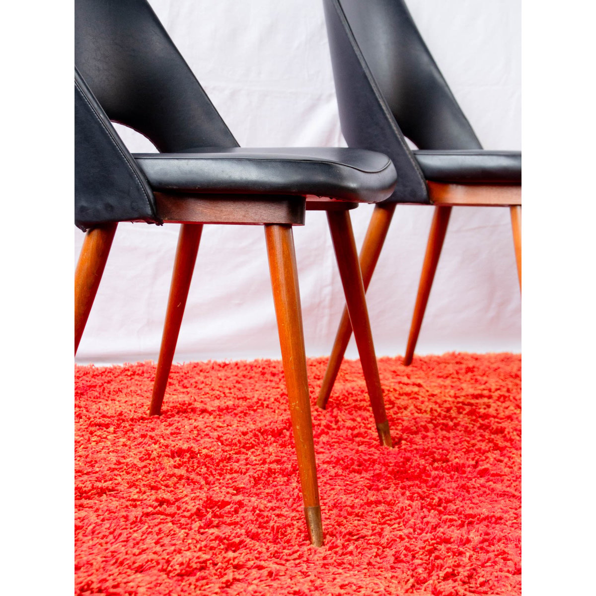 Lot de 4 chaises en hêtre et skaï Alma N°2120 - Bon état bois foncé, DEBONGOUT