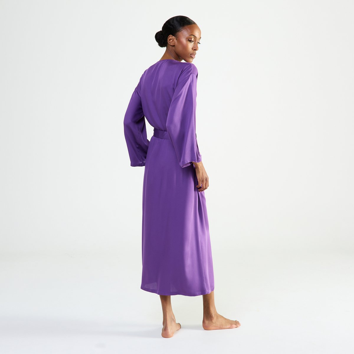 Kimono long col kimono en satin SILLAGE violet, LAURENCE TAVERNIER