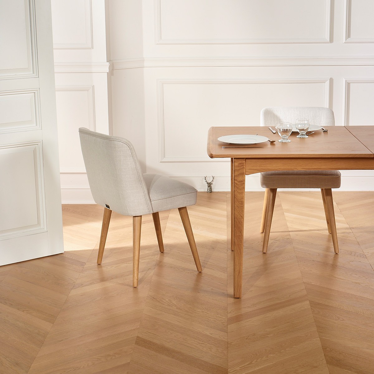 Lot de 2 chaises en hévéa et tissu anti feu APOLLINE nacre, ROBIN DES BOIS