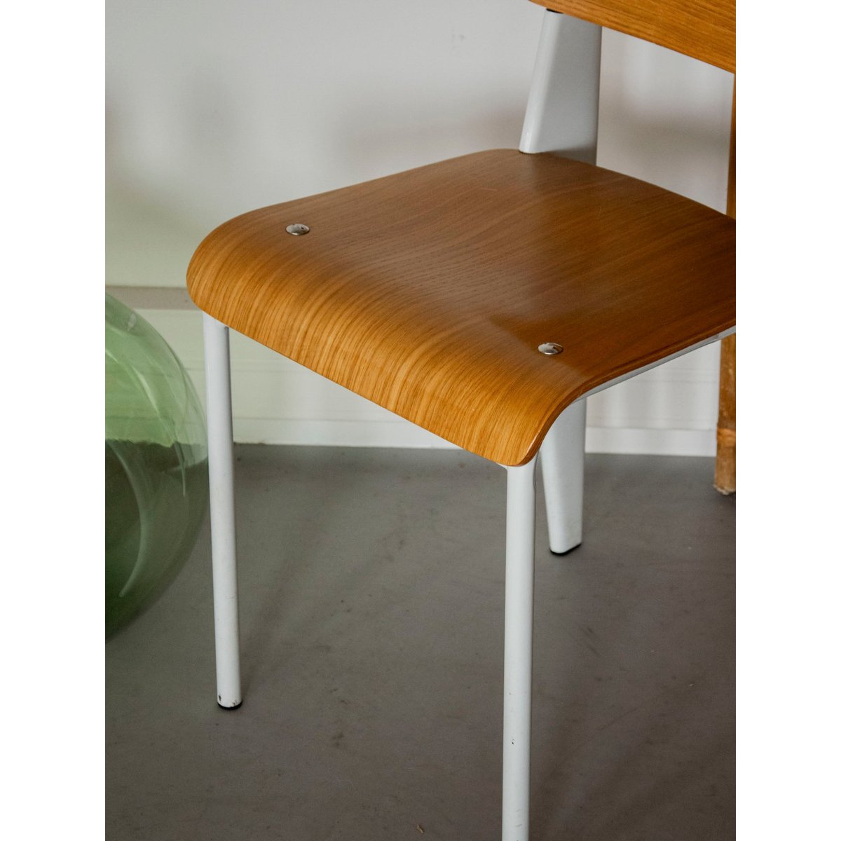 Chaise aux pieds blancs Alma N°1924 - Bon état blanc, DEBONGOUT