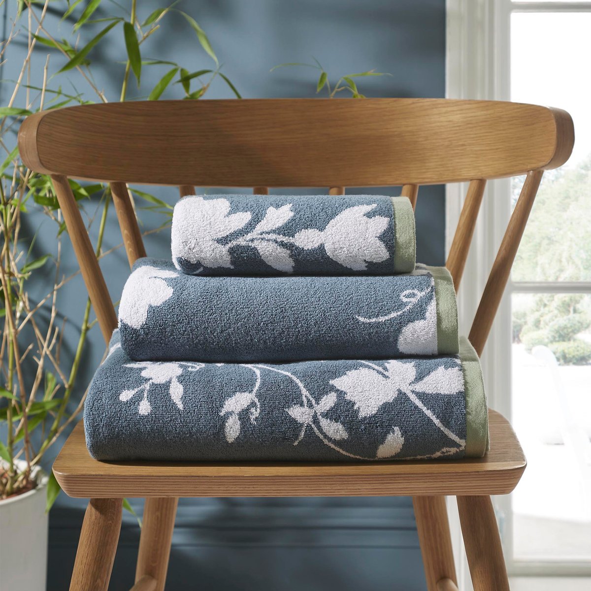Drap de bain Fleurs Jardin Oriental bleu pétrole, blanc, LAURA ASHLEY