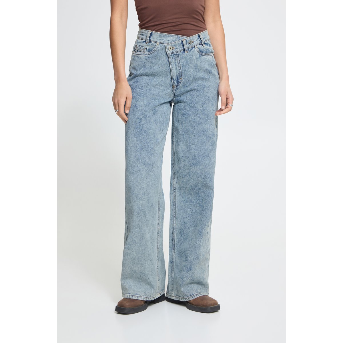 Jean jambes larges, coupe droite, taille asymétrique bleu denim light blue stonewashed, ICHI