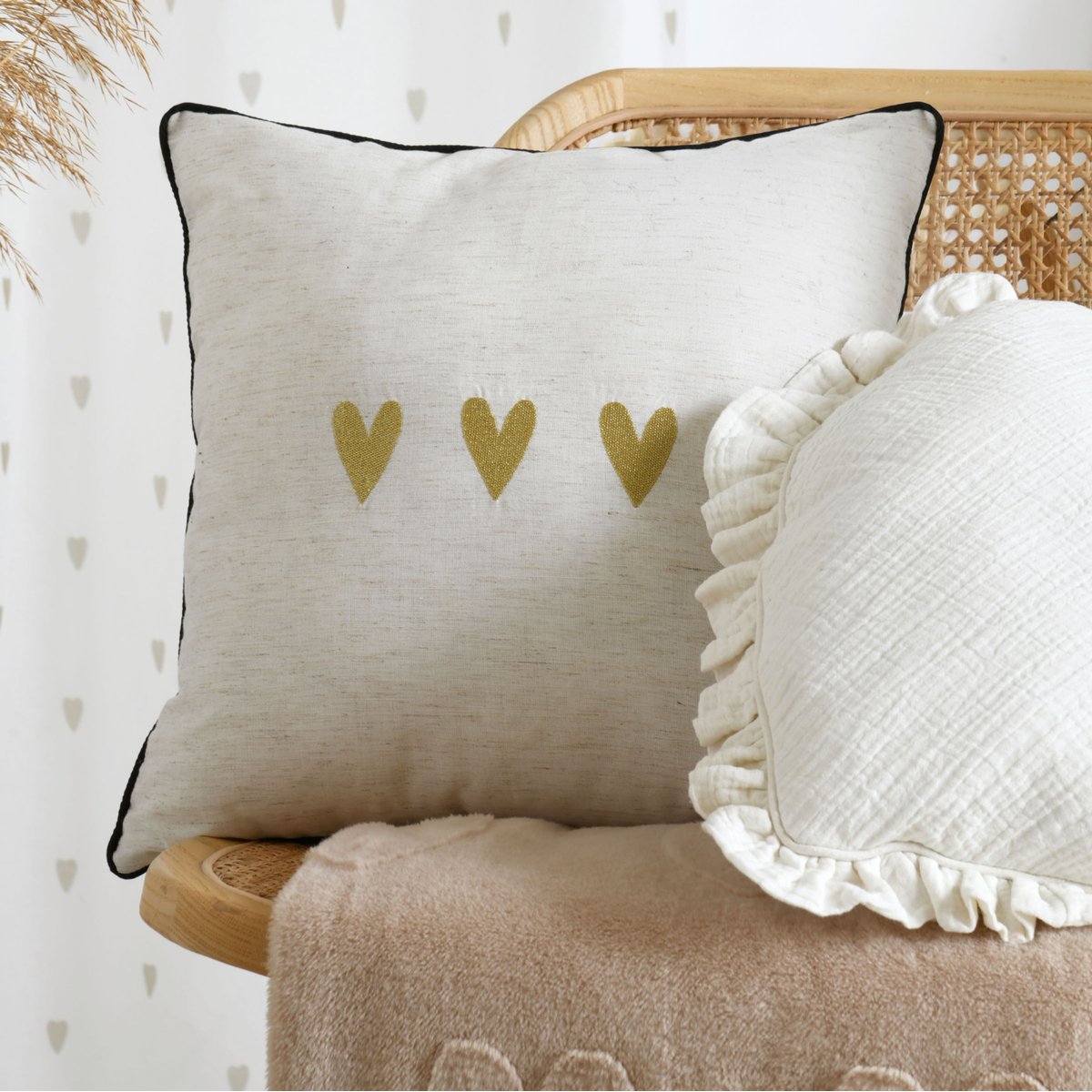 Coussin carré en polylin à motif cœur doré, LOVELY CASA