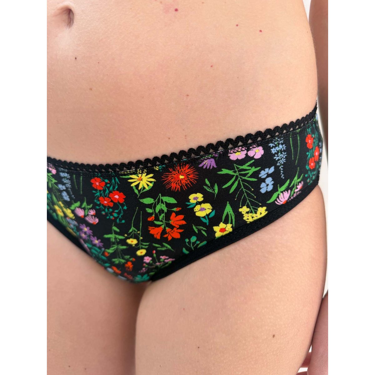 Culotte menstruelle taille haute GOTS - Flux abondant  - Pampa Noir noir à fleurs, WE ARE JOLIES