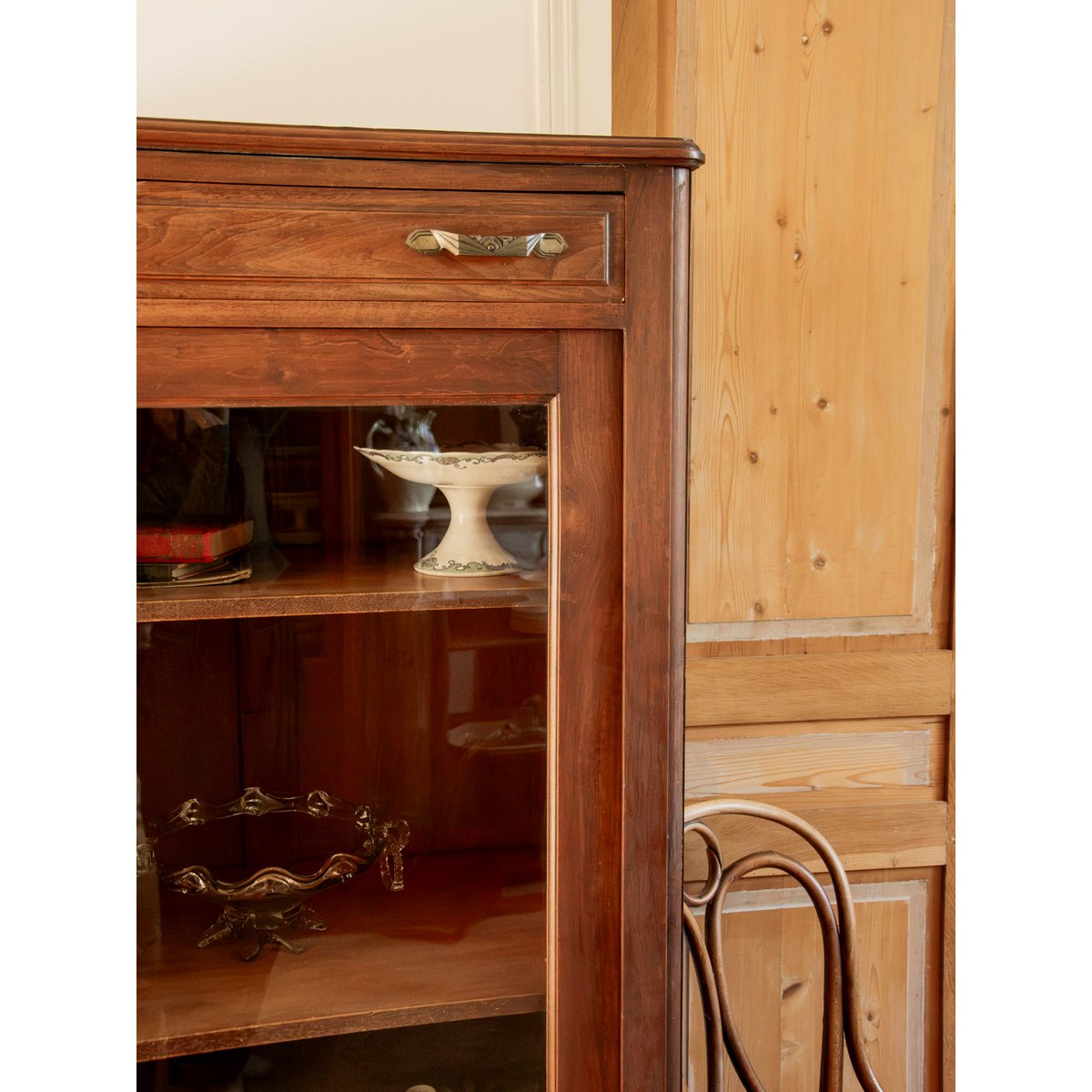 Vitrine aux poignées Art Déco Victoria N°1365 - Bon état bois foncé, DEBONGOUT