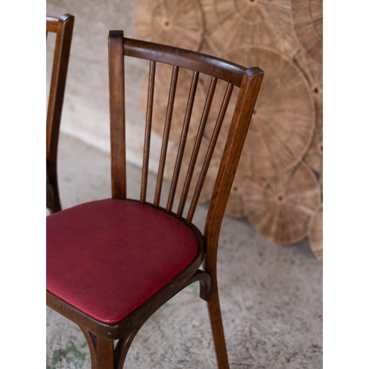 Paire de chaises contemporaine Alma N°2042 - Bon état bois foncé, DEBONGOUT