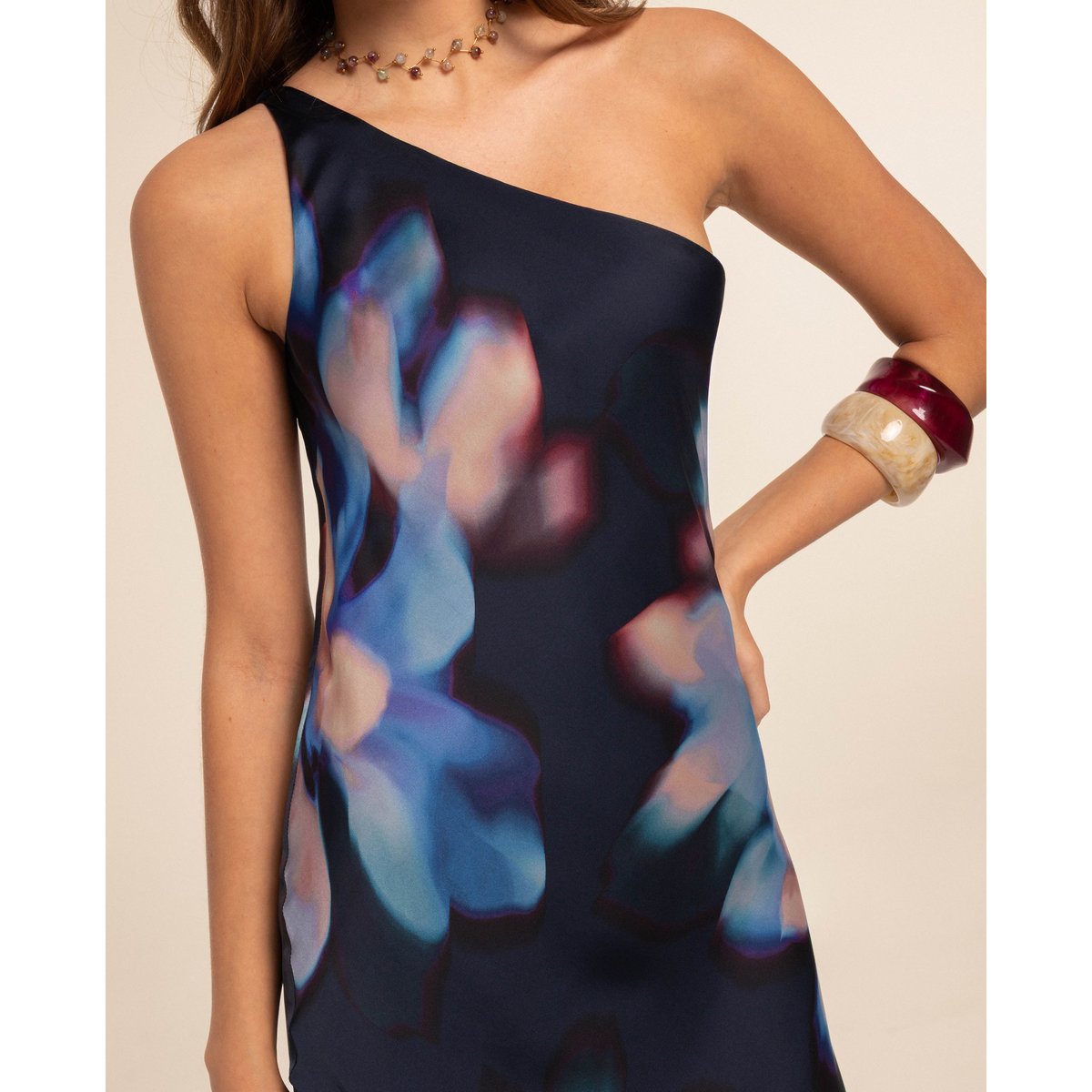 Robe longue coupée en biais avec encolure asymétrique et imprimé floral aquarelle bleu, THE-ARE