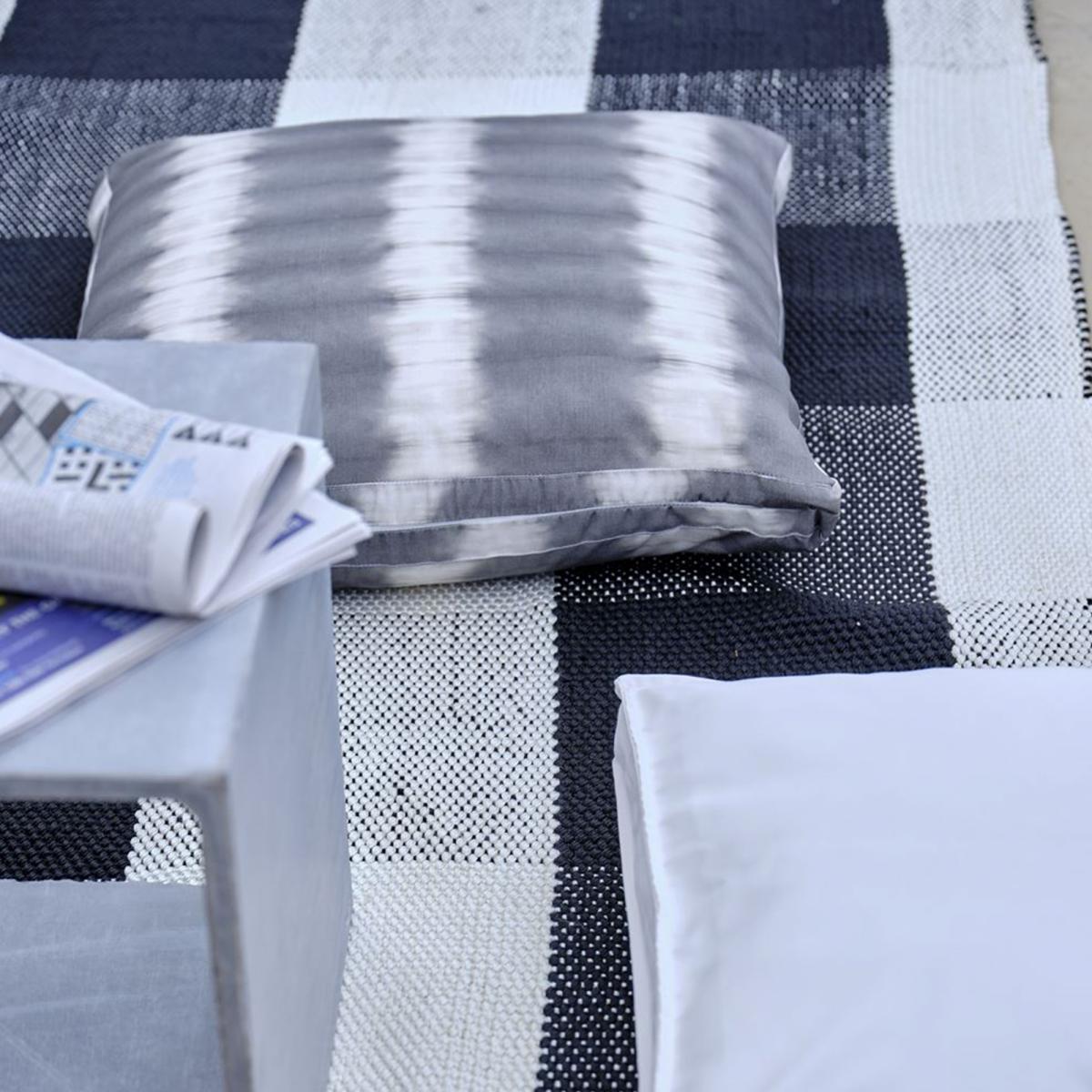 Tapis extérieur tissé kilim rectangle SALIYA noir, écru, UN AMOUR DE TAPIS