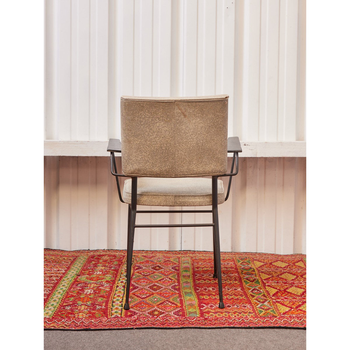 Paire de fauteuils en skaï Jakob N°1303 - Bon état gris, DEBONGOUT