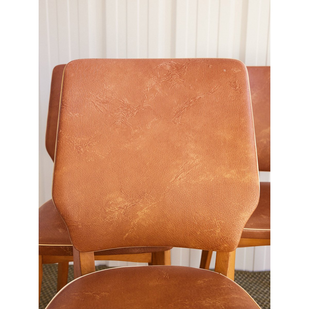 Lot de 4 chaises en skaï Alma N°1765 - Bon état marron, DEBONGOUT