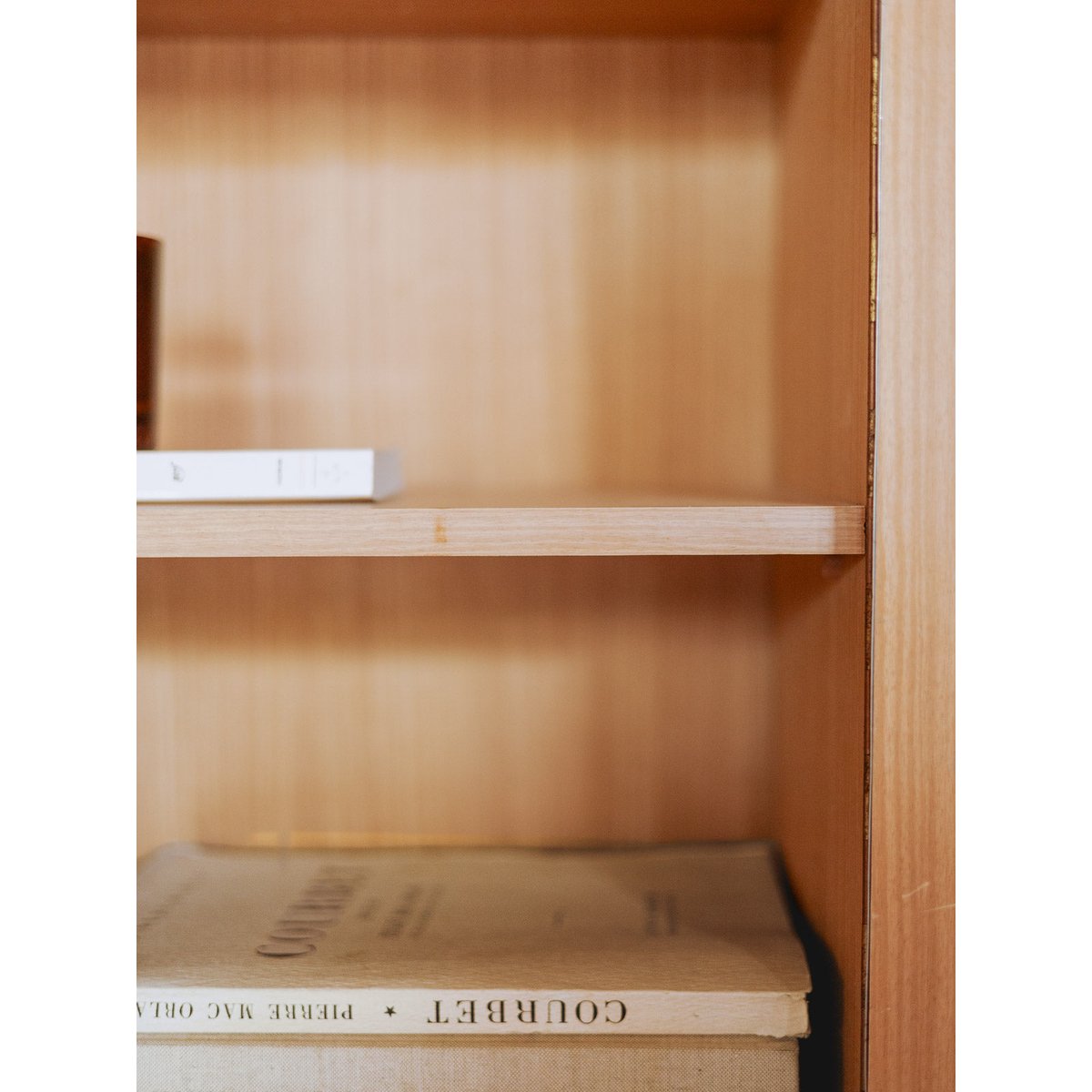 Commode scandinave aux poignées en métal doré Olga N°687 - Bon état bois clair, DEBONGOUT