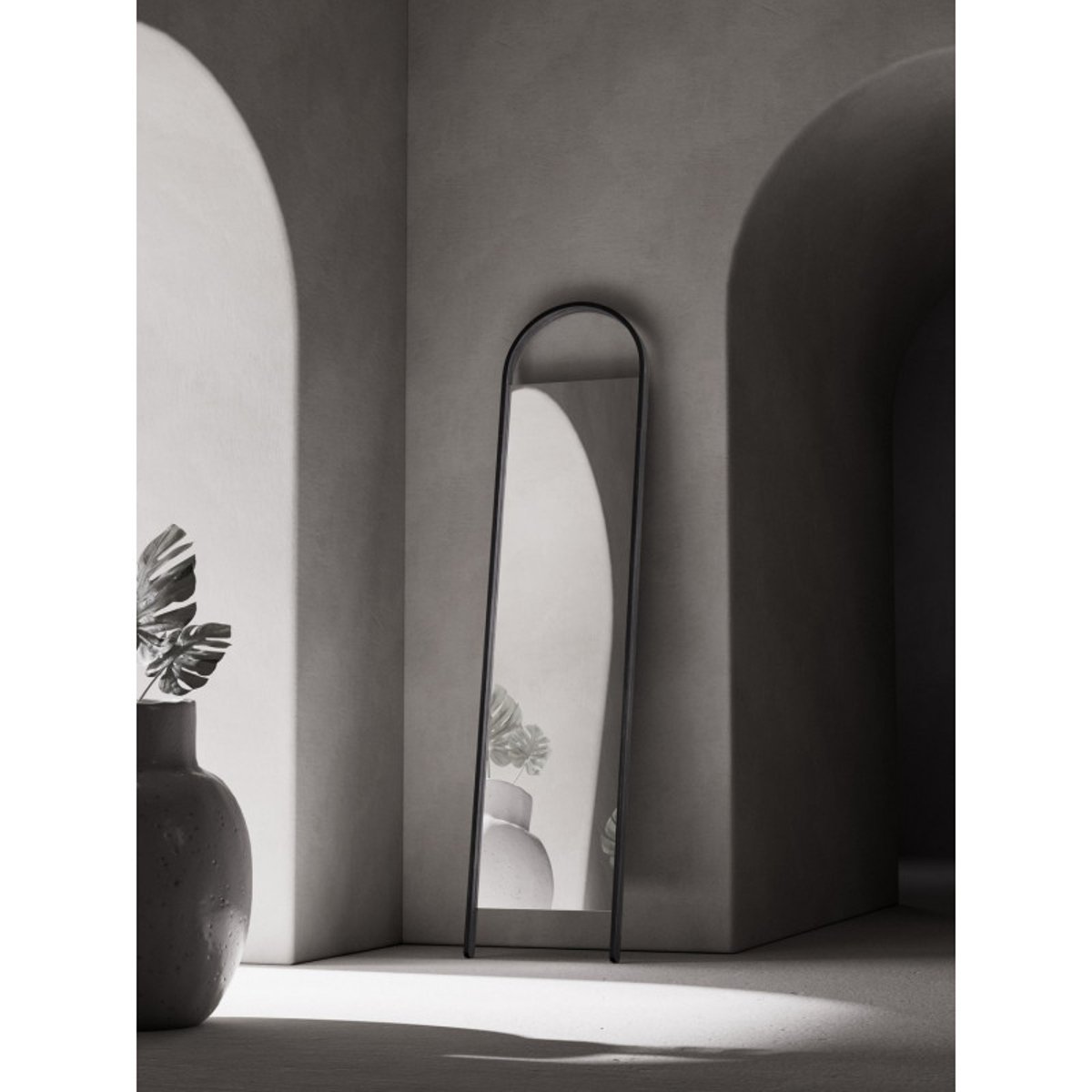 Grand miroir arche à poser design BELLWOOD noir, UMBRA