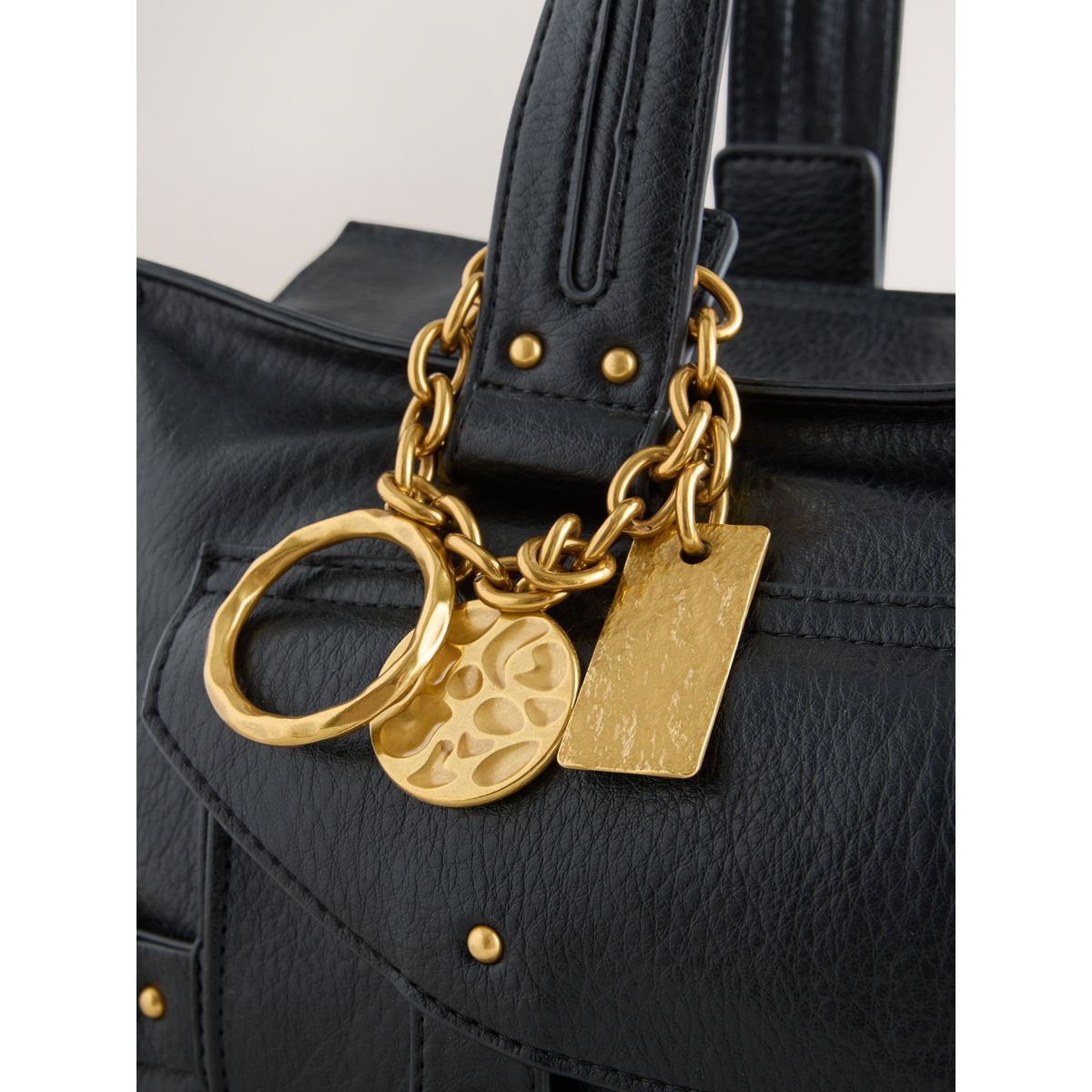 Sac à main avec boucle et breloques noir, NEXT