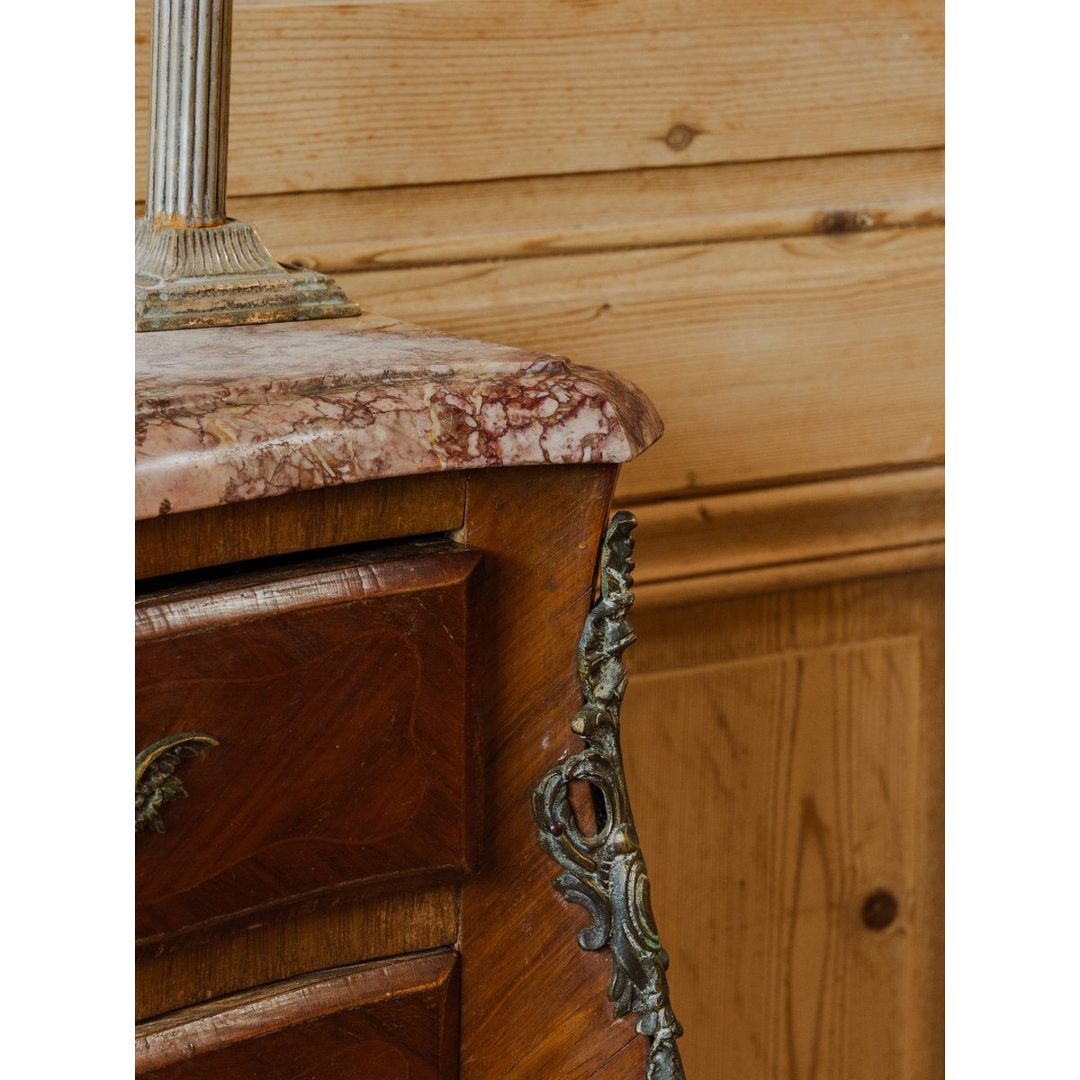 Chiffonnier en bois et marbre Valery N°109 - Bon état beige, DEBONGOUT
