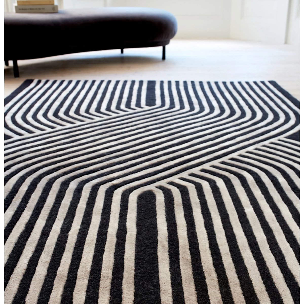 Tapis moderne tufté main en laine ACME noir, NOVATREND