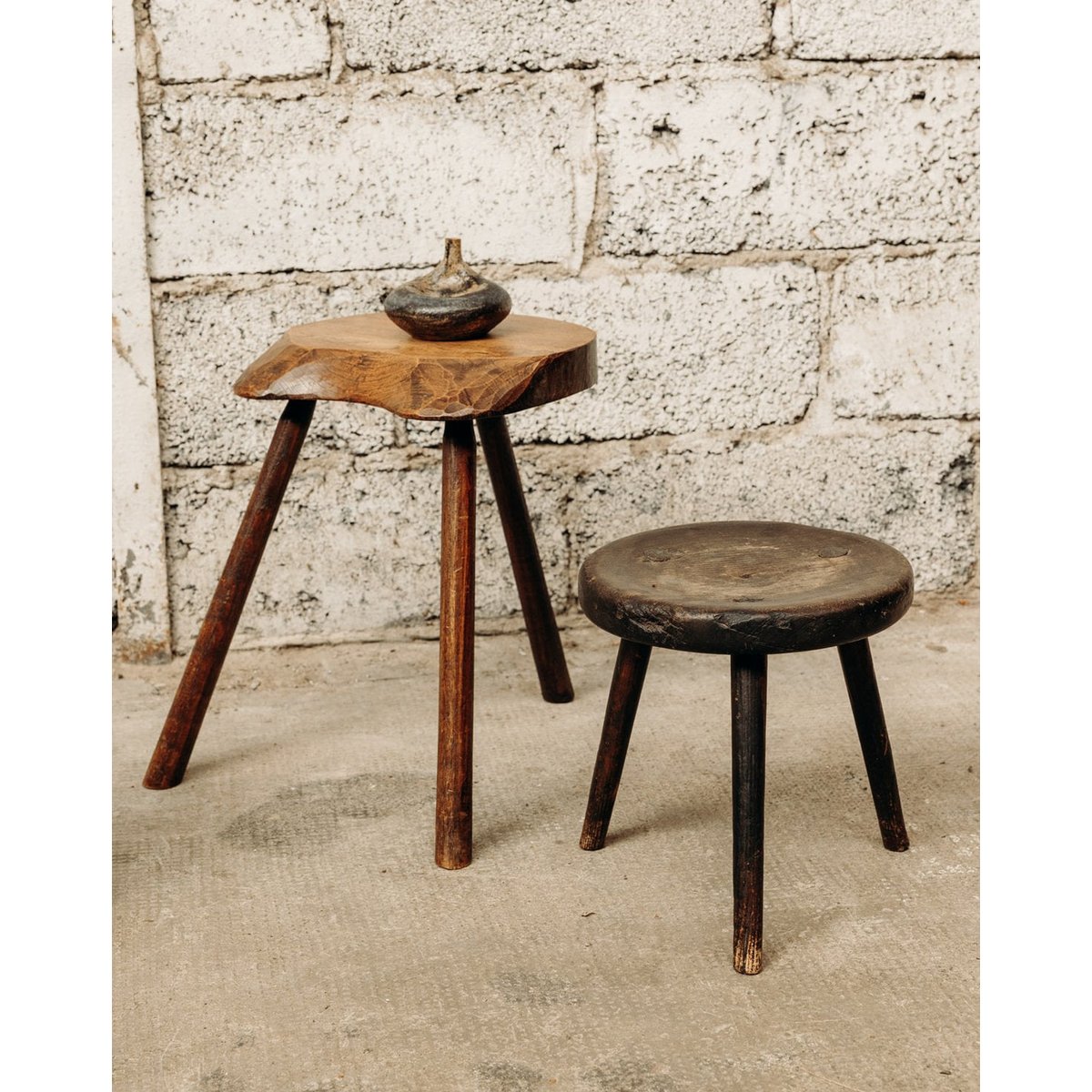 Tabouret tripode en bois Regis N°409 - Bon état bois, DEBONGOUT